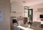 Location vacances  Province de Varèse - Holiday Home in Porto Valtravaglia for 8-2