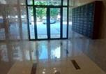 Location vacances  Nakolec - Cozy city apartment Perfect for 2-2