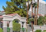 Location vacances  le Luxor - Beautiful Hotel in Desert Rose Resort - 2bd Sleeps-2