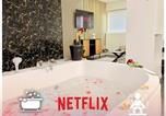 Location vacances Metz - Les Suites Bisous Metz - Jacuzzi & Private Sauna-1