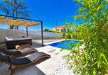 Location vacances Aéroport de Zadar - Villa Village Idylle with pool, sauna, jacuzzy and private parking-1
