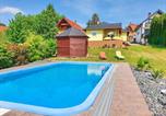 Location vacances Balatongyörök - No 68 holiday house Tünde with covered swimming pool-1