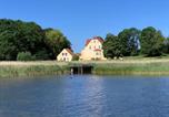 Location vacances Neuenkirchen - Gutshaus-Grubnow-Ferienwohnung-4-mit-Hund-am-Wasser-Sauna-und-Wlan-incl-1