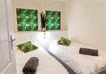 Location vacances  Villiera Wines Villiera Wines Tasting Room - Mitre's Edge Orchard Suite-4