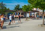 Camping avec Quartiers VIP / Premium Dauphin - Camping La Pinède-4