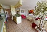 Location vacances Cavalaire-sur-Mer - T3 au centre de Cavalaire avec parking, clim, wifi, proche plage - Fr-1-100-272-4