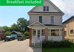 Location vacances Niagara-on-the-Lake - Ultra Close to Clifton Hill and the Falls & Wonderful Free Breakfast Delivered Daily-1
