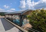 Location vacances Plombières-les-Bains - Gîte avec piscine chauffée, spa et vue sur la vallée - Fr-1-589-655-1
