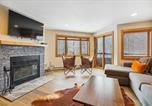 Location vacances  Quechee Gorge - Two bedroom Condo with great views, location and sports center Highridge A4-1