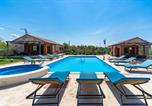 Location vacances Visovac - Promina luxury villa with 72sqm Heated Pool, Jacuzzi, Infrared Sauna, Tennis court, Media room-2