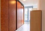 Location vacances South Holland - Modern Riverside Apartment with Sunny Terrace-4