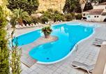 Location vacances Solliès-Toucas - Les Canonniers - Chalet avec Piscine-1