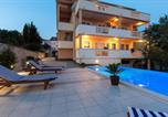 Location vacances Krk - Apartment with Pool in Krk-Insel Krk 43573-4