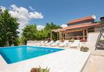 Location vacances Lac bleu - Peaceful family home Sena with Privat pool,Vinjani Donji, Imotski-1