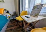 Location vacances Hounslow - Large Studio with Private Kitchen and Bathroom-3