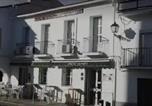 Location vacances Fuentes de León - Hostal 2 estrellas -Restaurante Las Tres Encinas En El Centro Del Pueblo-1