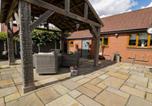 Location vacances Tower bridge - Pentre Country Studio-1