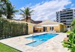 Location vacances Bertioga - Casa com piscina perto da praia de Riviera-1