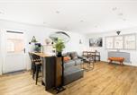 Location vacances Hampton Lucy - Stylish Modern 2 Bed with Parking - Pass the Keys-1