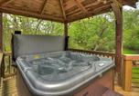 Location vacances Chattanooga - Bear Naked Hideaway - Relax in the hot tub with sounds from the nearby creek-1