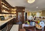 Hôtel Langley - Empress Palace Hotel & Stays-2