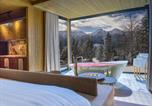 Location vacances  Jaworzyna - Luxury Chalet Strachan - Jacuzzi and Sauna-2