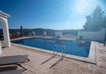 Location vacances  Salir - Villa De Hofnar-2