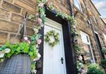 Location vacances Haworth - The Snug on the Cobbles-3