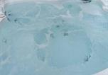 Location vacances South Cerney - Holiday Park Home with Private Hot Tub-1