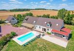 Location vacances  Eure-et-Loir - Crazy Villa Le Tertre 28 - Heated pool - Basket - 2h Paris - 44p-1