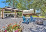 Location vacances College Station - Secluded Luxury Wagon with Pond, King Bed, Full Bath, Patio-1