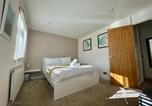 Location vacances  Gare de Widney Manor - Stylish Solihull Home Near Nec Jlr & Airport Free Parking & Garden-2