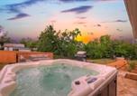 Location vacances Fredericksburg - Moment in Time - Hot Tub & Fire Pit-1