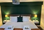 Location vacances Stroud - Orange Lilly in Stroud with Free Parking-1