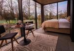 Location vacances Llanfihangel Ysgeifiog - Luxury Mirrored Cabin with Sauna & Plunge Pool-1