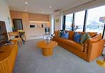 Location vacances  Nouvelle-Zélande - Stylish City Apartment Near Te Kaha-1
