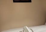Location vacances  Gare de Wolverhampton - Modern room w Fastwifi, Netflix Kitchen Garden view-3