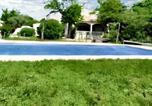 Location vacances Vauvert - Villa spacieuse à Aimargues avec piscine privée-1