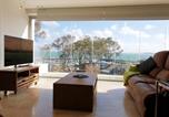 Location vacances Gordon's Bay - 24 Gordonia, Sleeps 7, Beach Front condo - Load-shedding friendly with Solar Power and battery backup-3