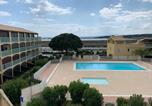 Location vacances  Aude - Charmant T2 Mezzanine à Gruissan avec Terrasse, Piscine et Parking Privé - Fr-1-784-14-1