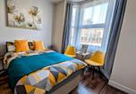 Location vacances Hounslow - Large Studio with Private Kitchen and Bathroom-1