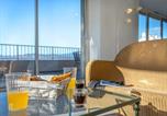 Location vacances Gare SNCF de Saint-Raphaël Valescure - 2 Pièces avec Balcon et Terrasse - Plage à 50m - Clim, Wifi, Parking - Fr-1-466a-17-1