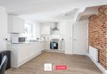 Location vacances Gare de Bornemouth - Last-Minute Escapes l Beachside Retreat l Sun Terrace l Hot Tub Available l Free Parking l Sleeps Up to 4 Guests l Seaside Escapes Short Lets & Serviced Accommodation-2