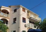 Location vacances Punat - Apartments with parking space Punat, Krk - 24947-1