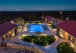 Location vacances Visovac - Promina luxury villa with 72sqm Heated Pool, Jacuzzi, Infrared Sauna, Tennis court, Media room-1