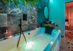 Location vacances Narbonne - Le Bali Baignoire Balnéo et Wifi-1