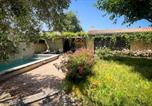 Location vacances Lagnes - Gîte tout confort - jardin et piscine-1
