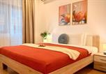 Location vacances  Aéroport de Bucarest - Premium Stay - Spacious 3br with Balcony-1