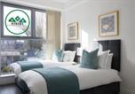 Location vacances Kings Langley - Aisiki Living at Upton Road, Multiple 1, 2, or 3-Bedroom Apartments, King or Twin Beds with Free Wifi & Parking Space-1