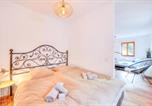 Location vacances Trois châteaux, muraille et remparts du bourg de Bellinzone - Casa Elvezia - Happy Rentals-3